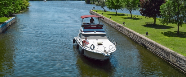 cruiser boat travelling through the trent severn waterway lock system